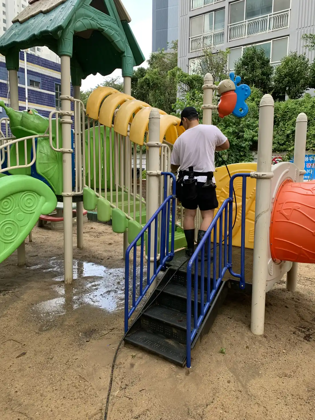 김해 아파트 단지 놀이시설 고압세척 작업
