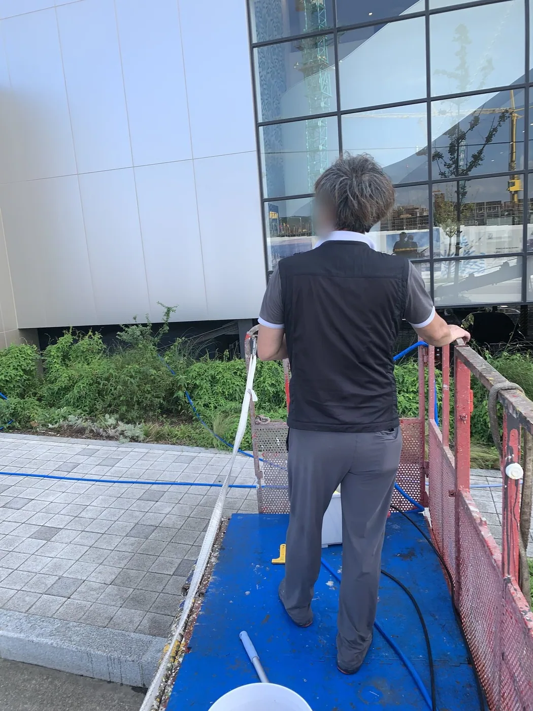 작업자가 지상에서 호스를 정리하며 장비 자리를 준비하는 장면
