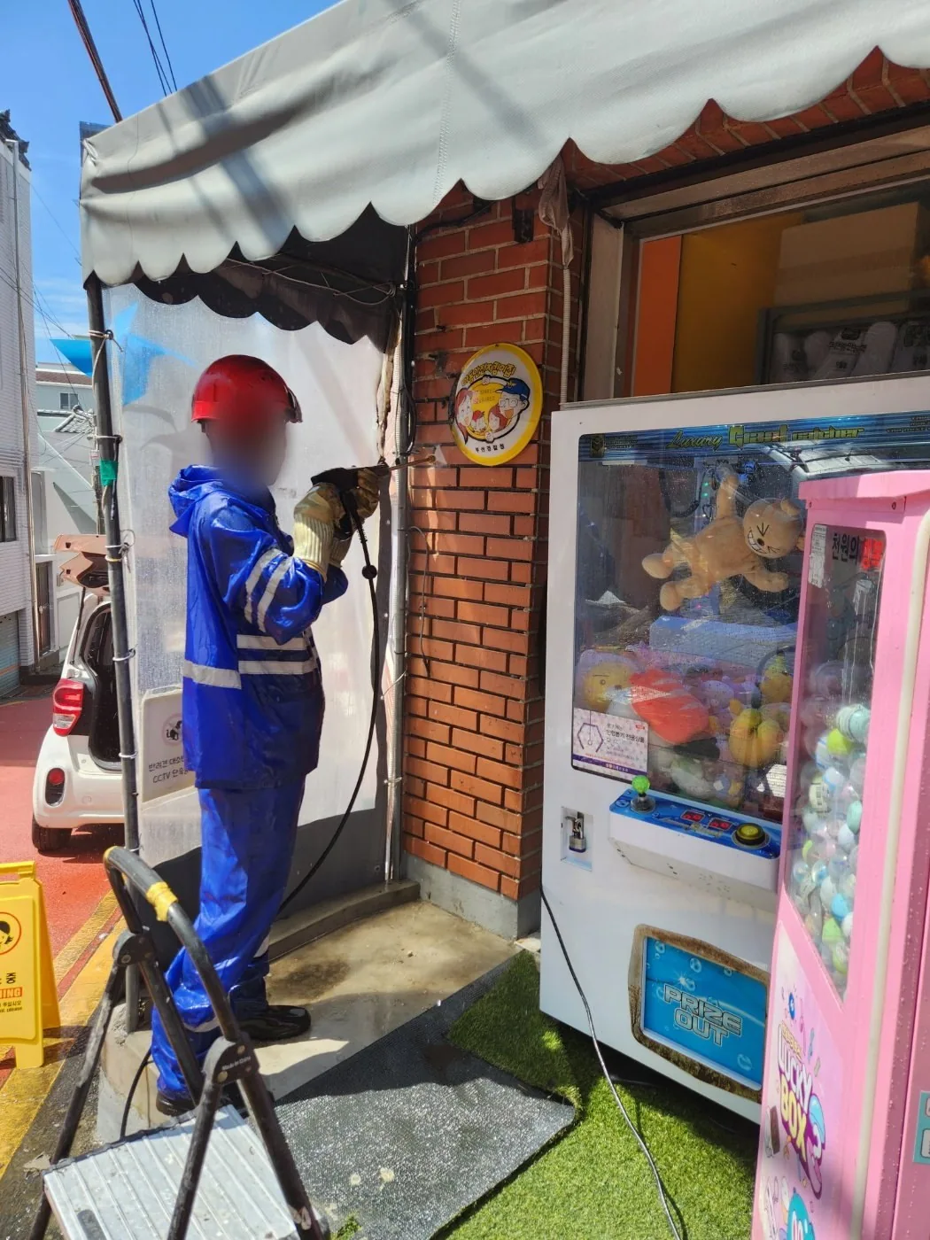 좁은 자리에서 벽면과 나란한 각도로 세척하는 장면