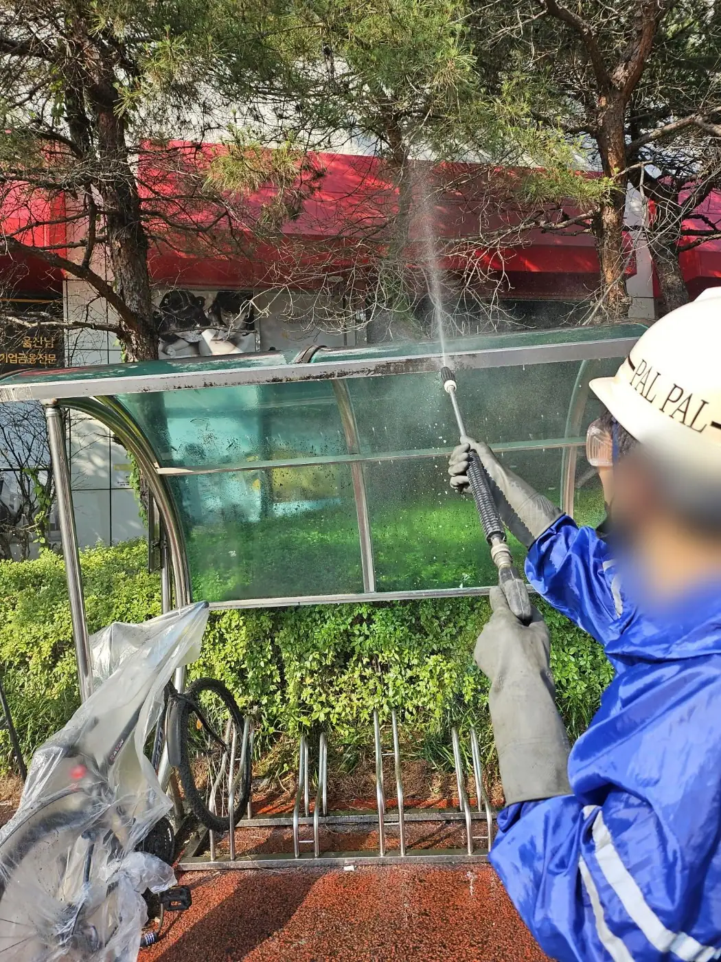 넓은 각도로 퍼지는 물줄기로 렉산 판을 밀어내는 장면
