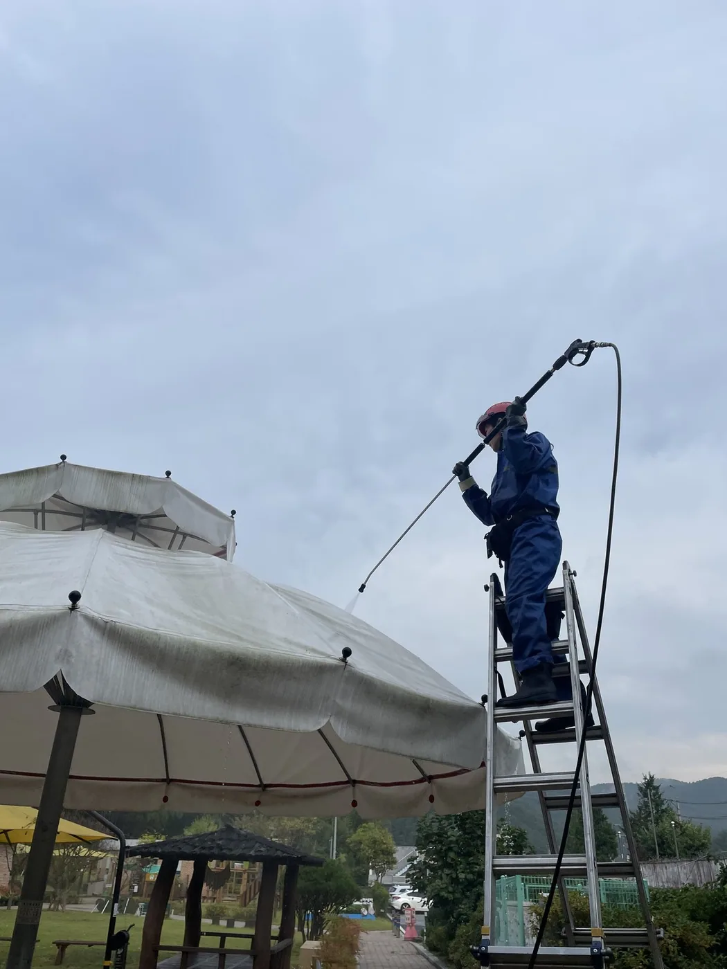 주변을 정리한 뒤 구조물 상부 작업을 진행하는 장면
