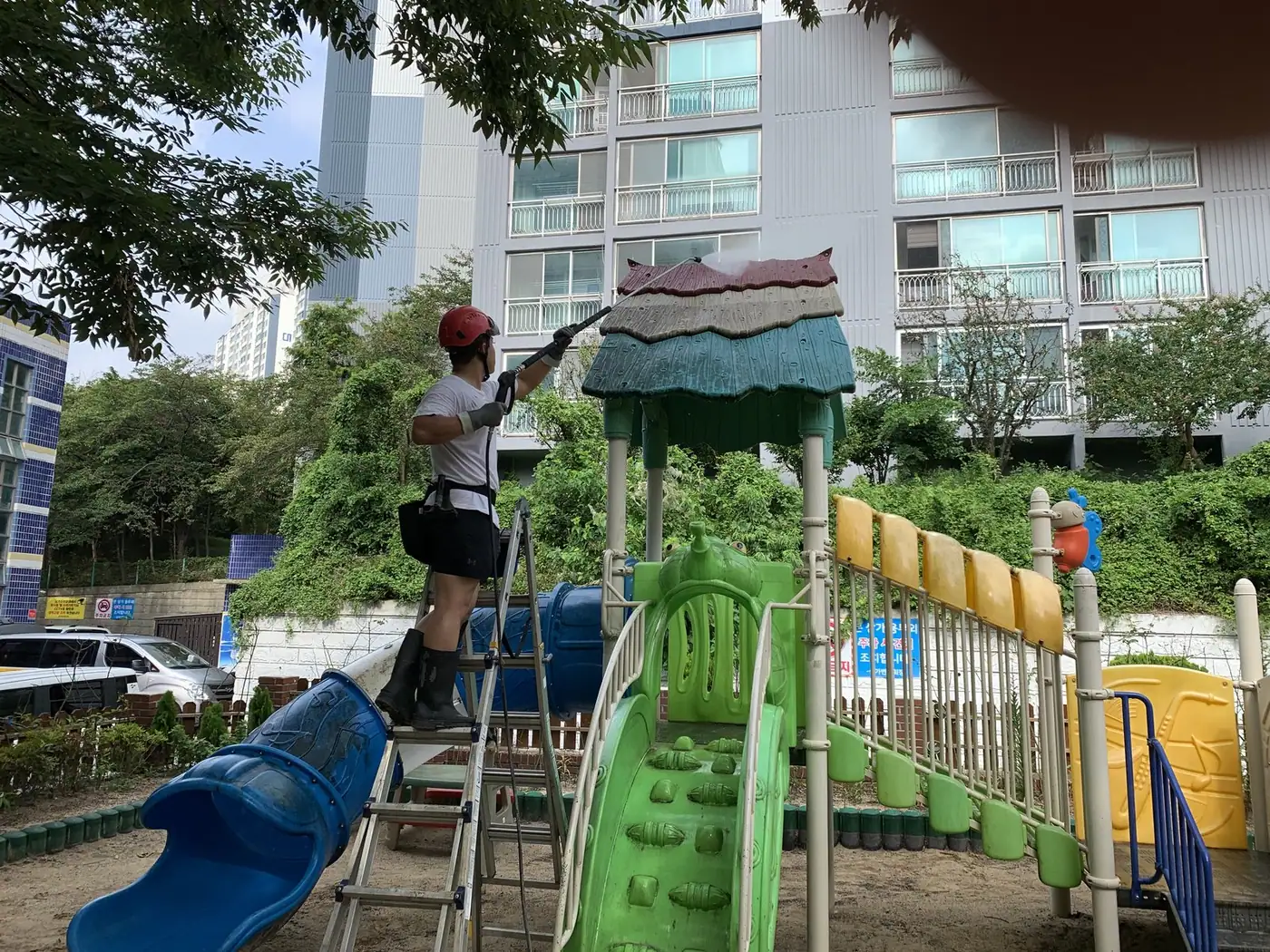 복합놀이대 전체를 위쪽부터 세척하는 놀이터 전경