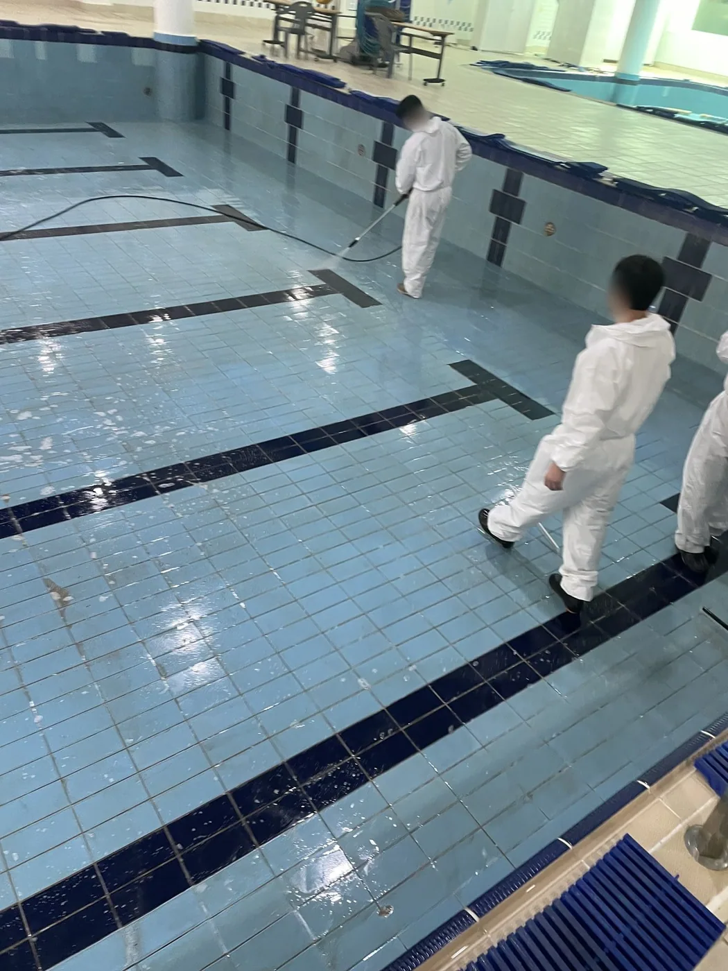 수조 안쪽에서 아직 젖어 있는 면을 작업하는 장면