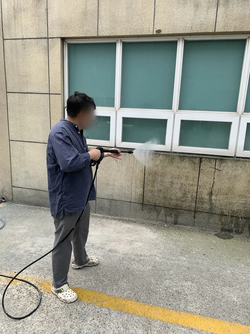 벽면을 따라 흘러내린 자국을 세척하는 장면