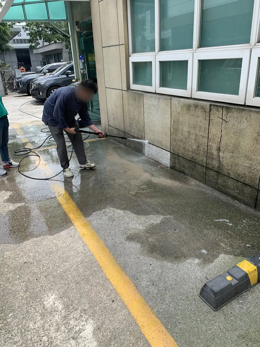 벽면을 따라 흘러내린 자국을 세척하는 장면