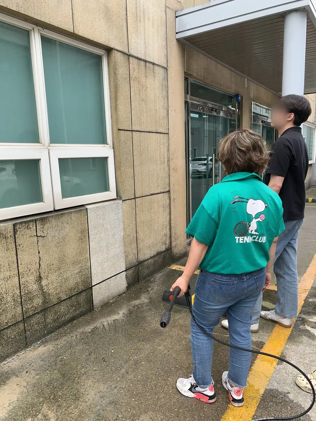 벽면 아래로 흐르는 물의 방향을 잡으며 세척하는 장면