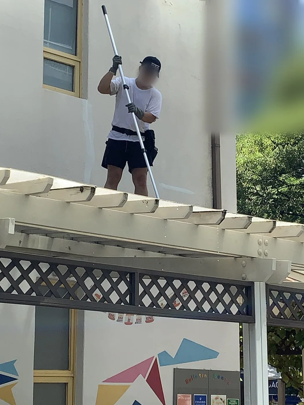 격자 구조 지붕 아래에서 재질에 맞춰 압력을 조절해 세척하는 장면