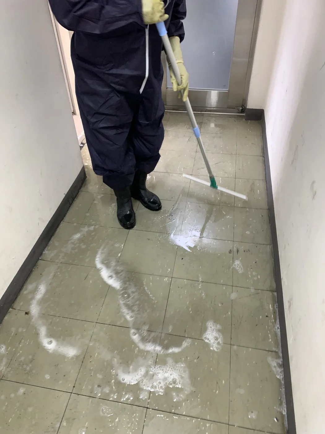스퀴지로 바닥의 물기를 밀어내며 마무리하는 장면