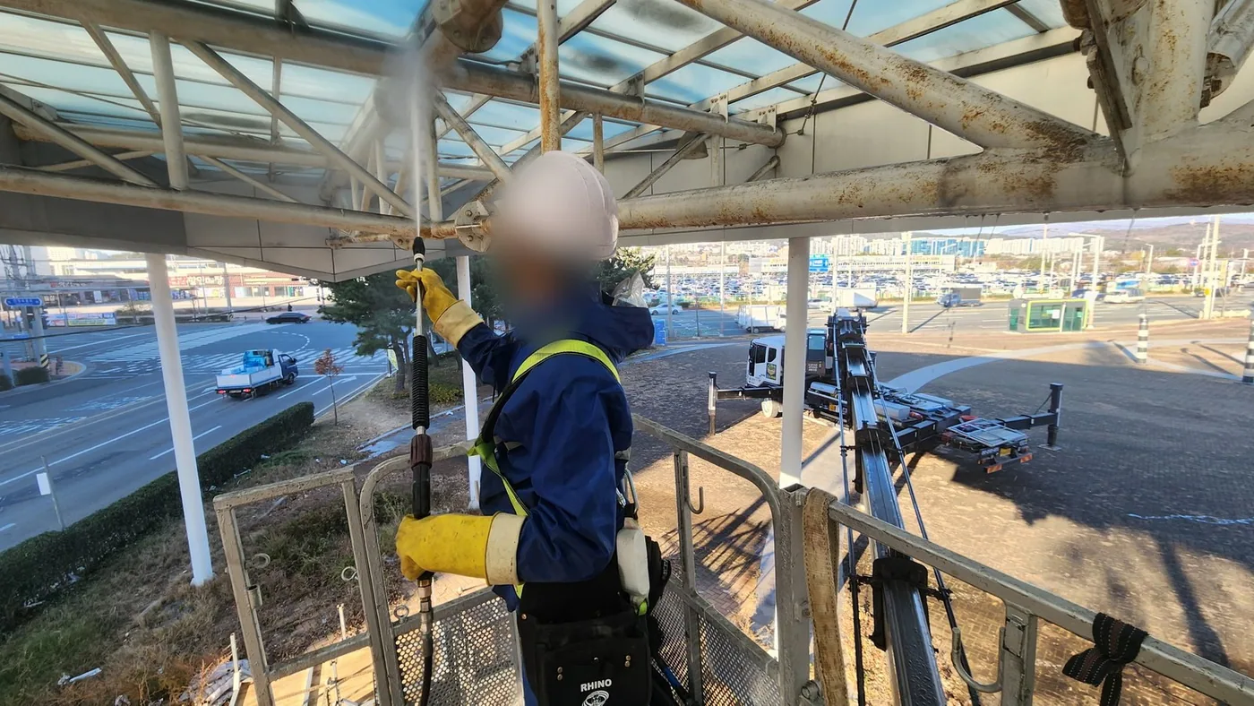 설비 배선 위치를 확인한 뒤 상부에서 작업하는 장면