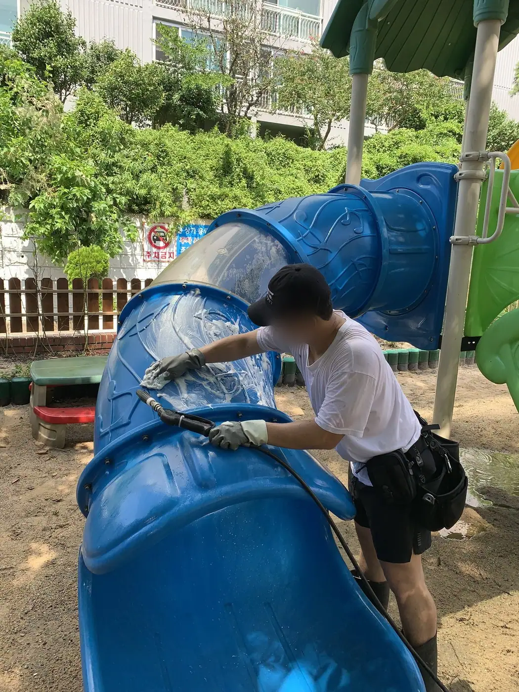 터널 구조물 표면에 세제를 얹어 거품을 둔 상태의 장면