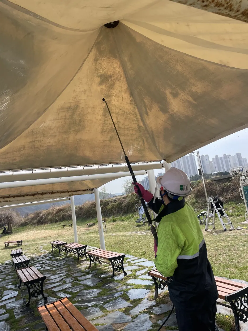 긴 랜스로 막 아랫면의 오염을 걷어내는 장면