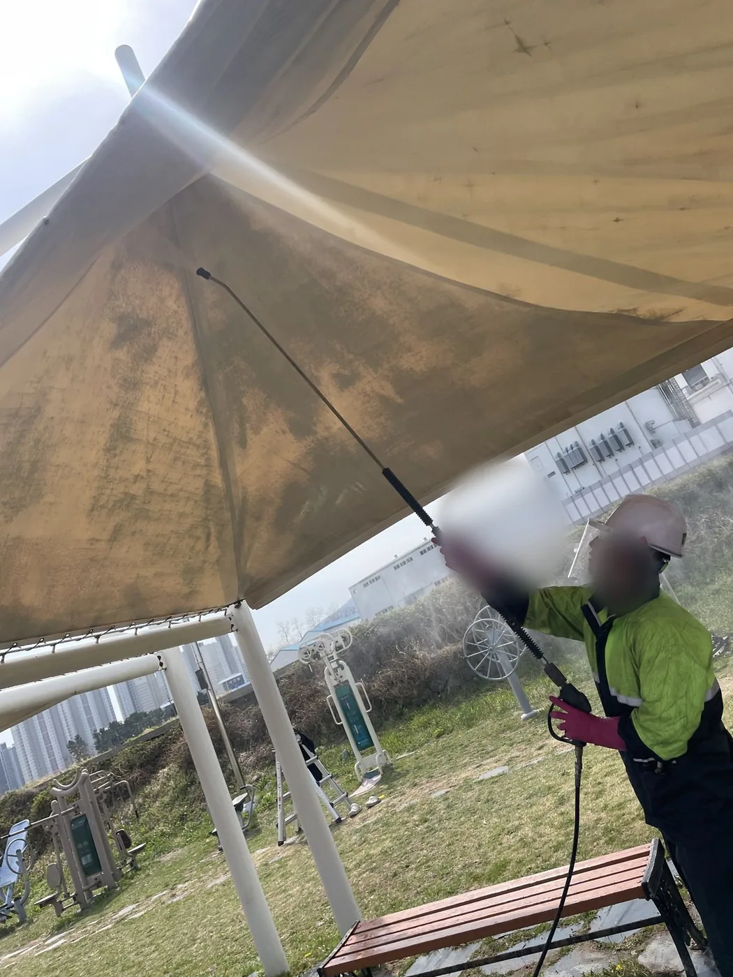 막 원단 상태를 확인하며 세척하는 장면