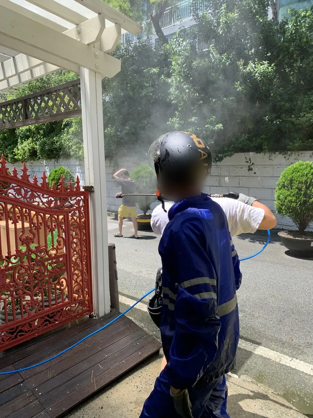 목재 데크를 결 방향으로 따라가며 세척하는 장면