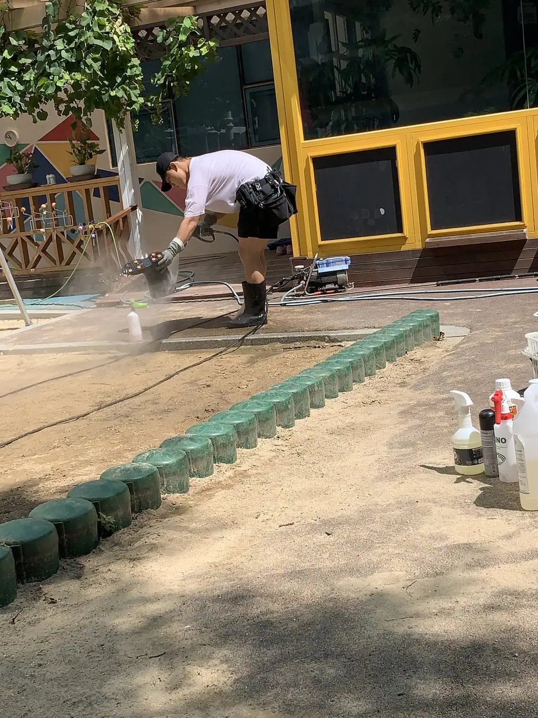 화단 경계를 따라 바닥 쪽으로 밀어내며 세척하는 장면