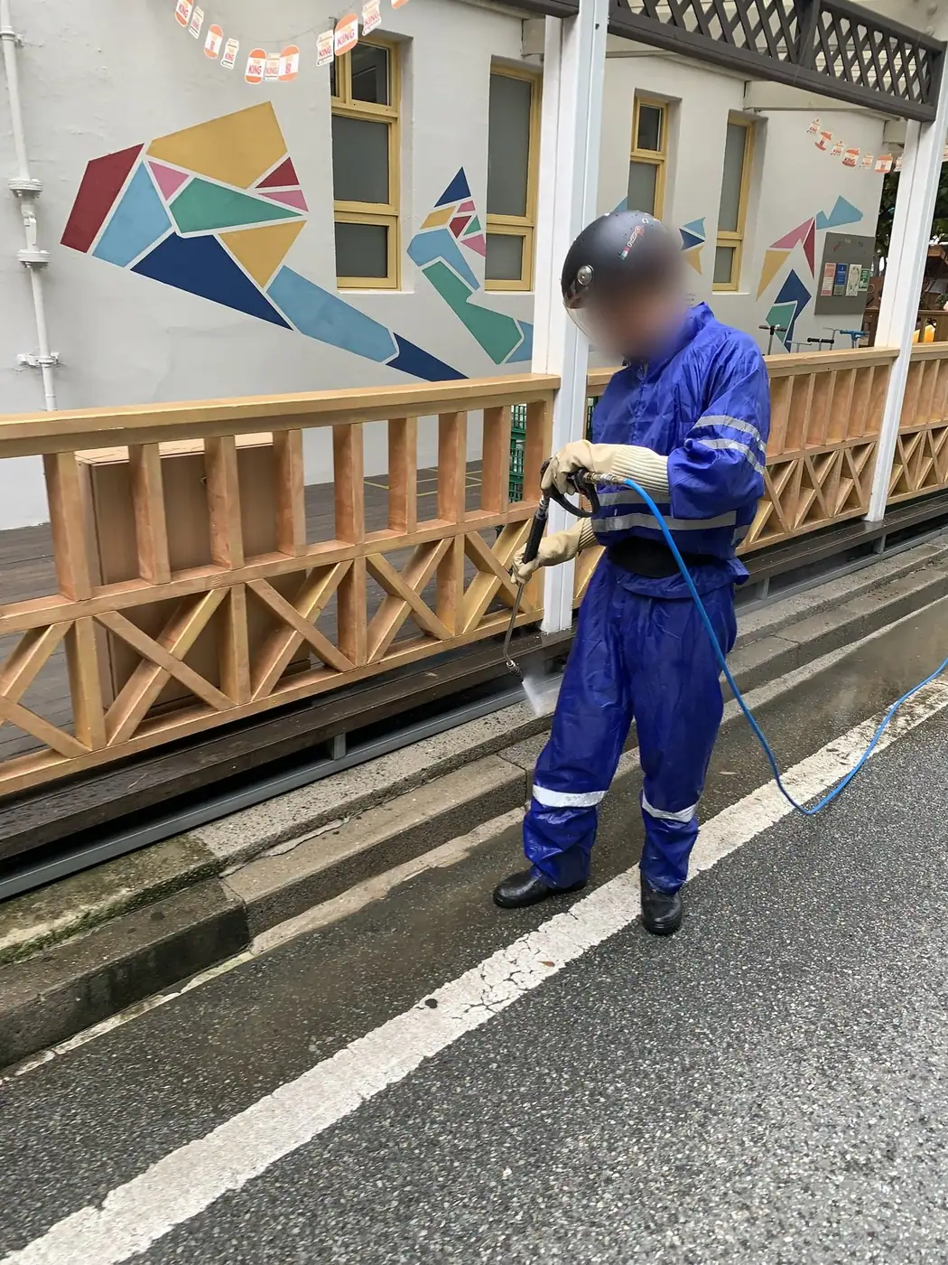 울타리와 벽면이 만나는 아래쪽 선을 마무리하는 장면