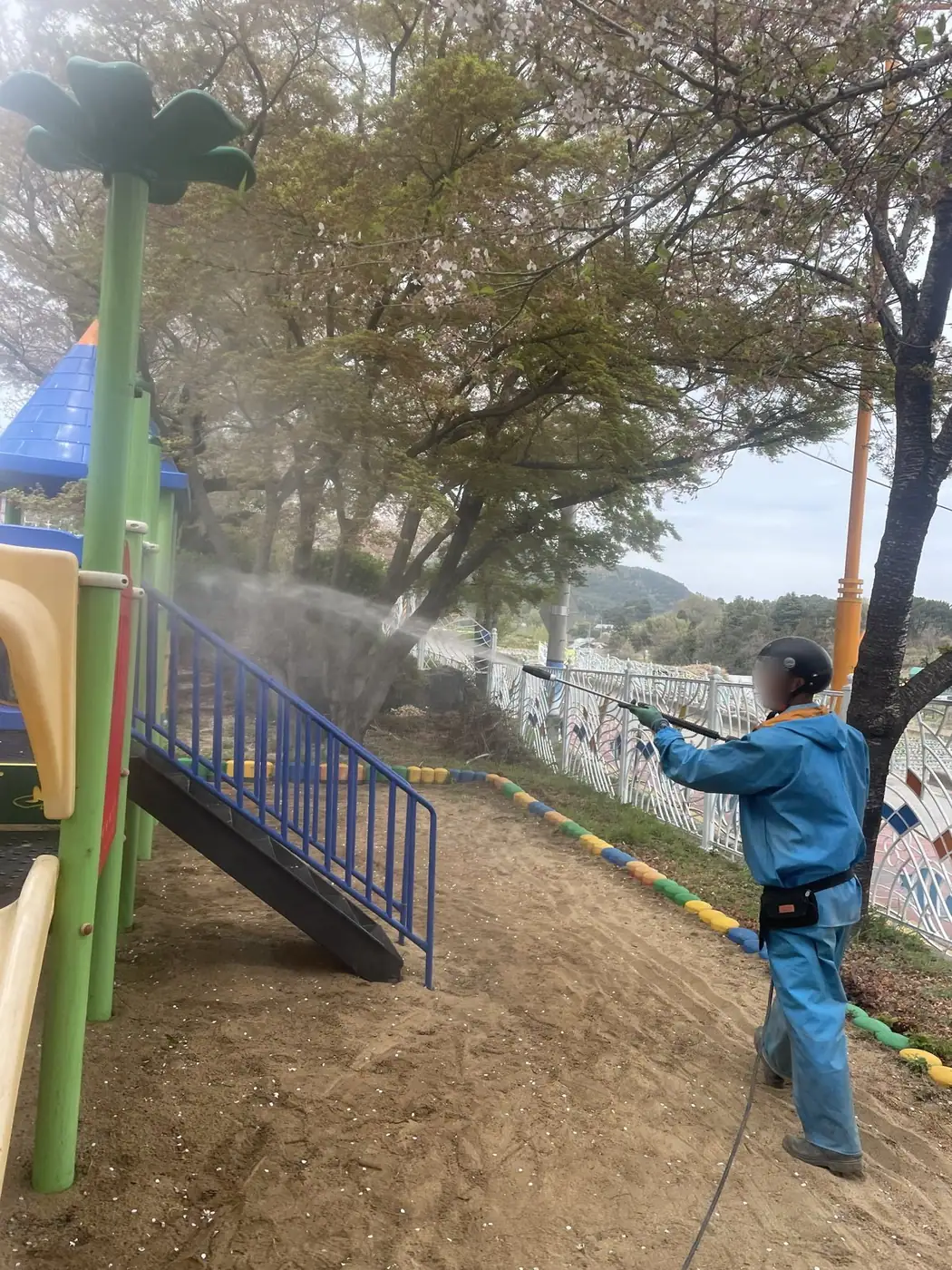 물놀이 시설 기둥과 상부를 세척하는 장면