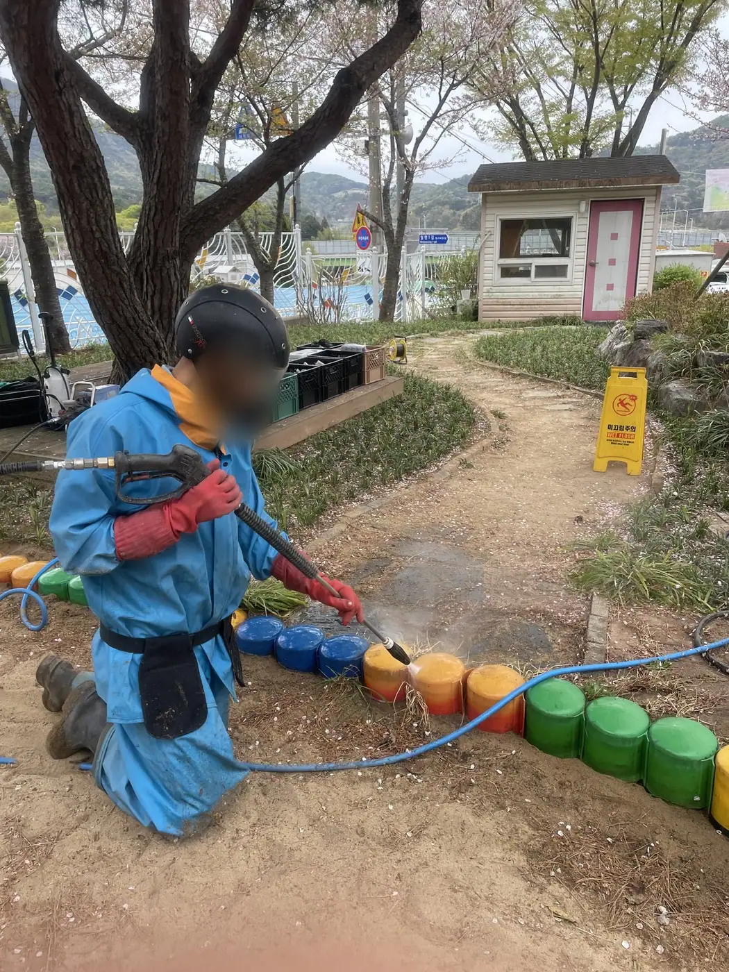 물이 흘러내린 자국을 따라 경계 구간을 세척하는 장면