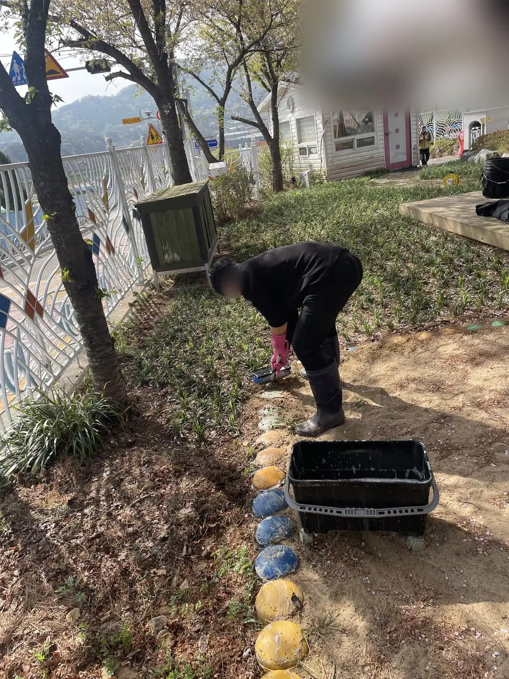 설비와 배선 위치를 확인하며 주변을 정리하는 장면