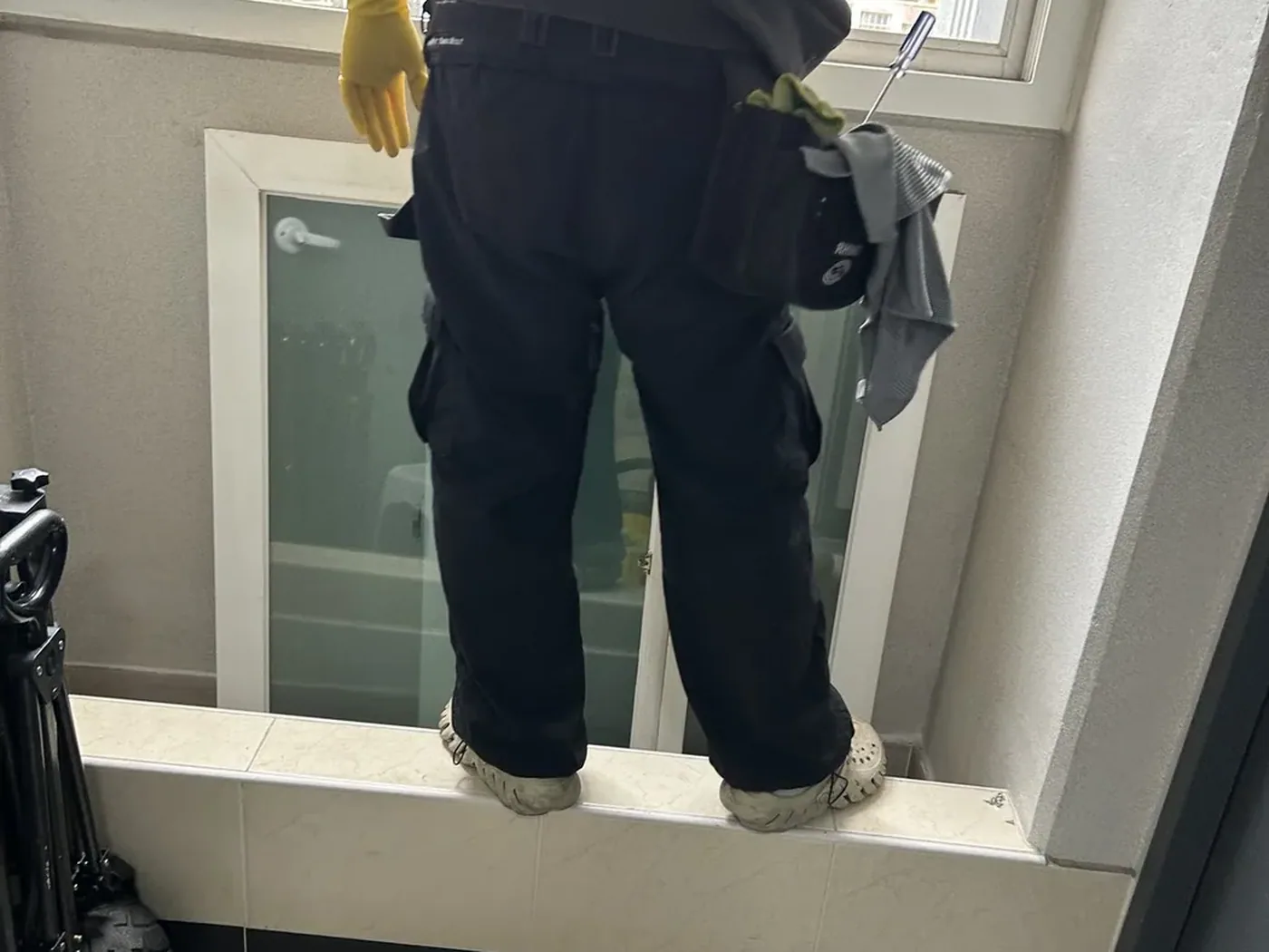 창원 매장 창문 스티커 자국 제거 작업
